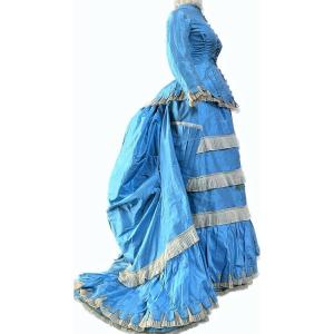 Robe De Jour à La Grecque à Tournure Et Pouf En Taffetas Bleu Ciel Et Tarlatane France C. 1875