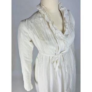 Robe Chemise De Merveilleuse En Mousseline Brodée Des Indes - France Circa 1790-1800 