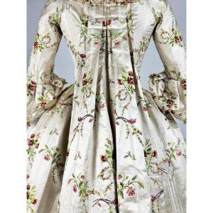 Robe La Française En Satin Pékiné Broché - France Circa 1780