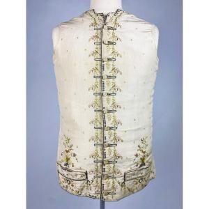 Gilet En Taffetas Crème Brodé De Clinquants Et De Bouquets Champêtres - France Circa 1780