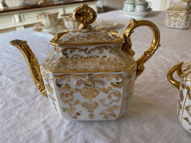 Head To Head Coffee Service In White And Golden Porcelain-photo-3