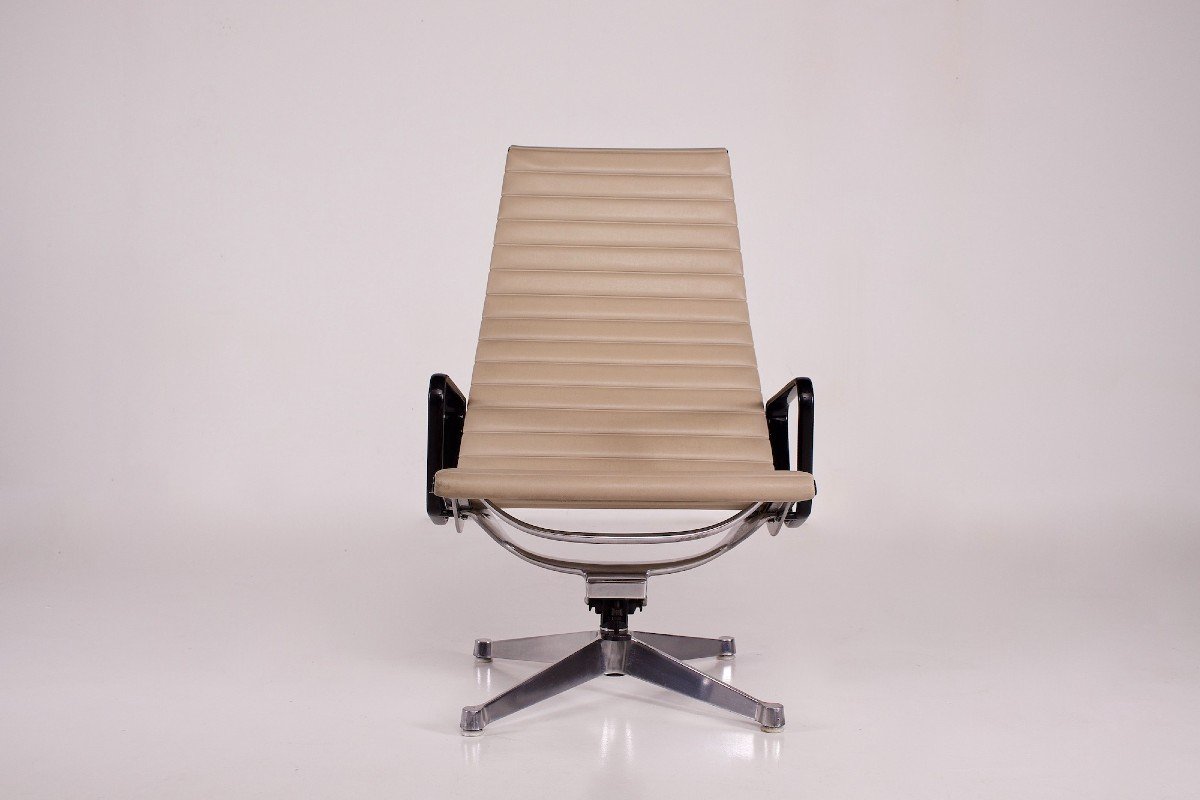 Fauteuil Pivotant En Aluminium Ea 124 De Charles & Ray Eames Herman Miller.-photo-4