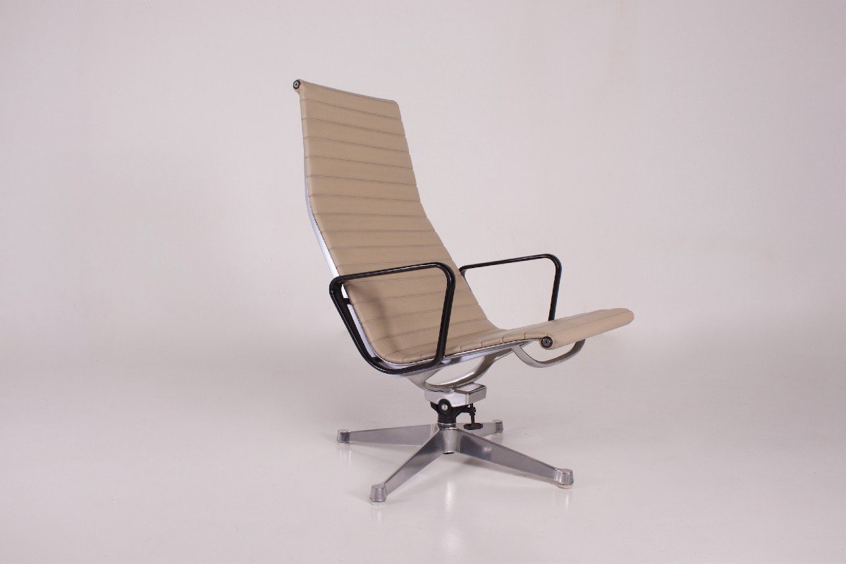 Fauteuil Pivotant En Aluminium Ea 124 De Charles & Ray Eames Herman Miller.