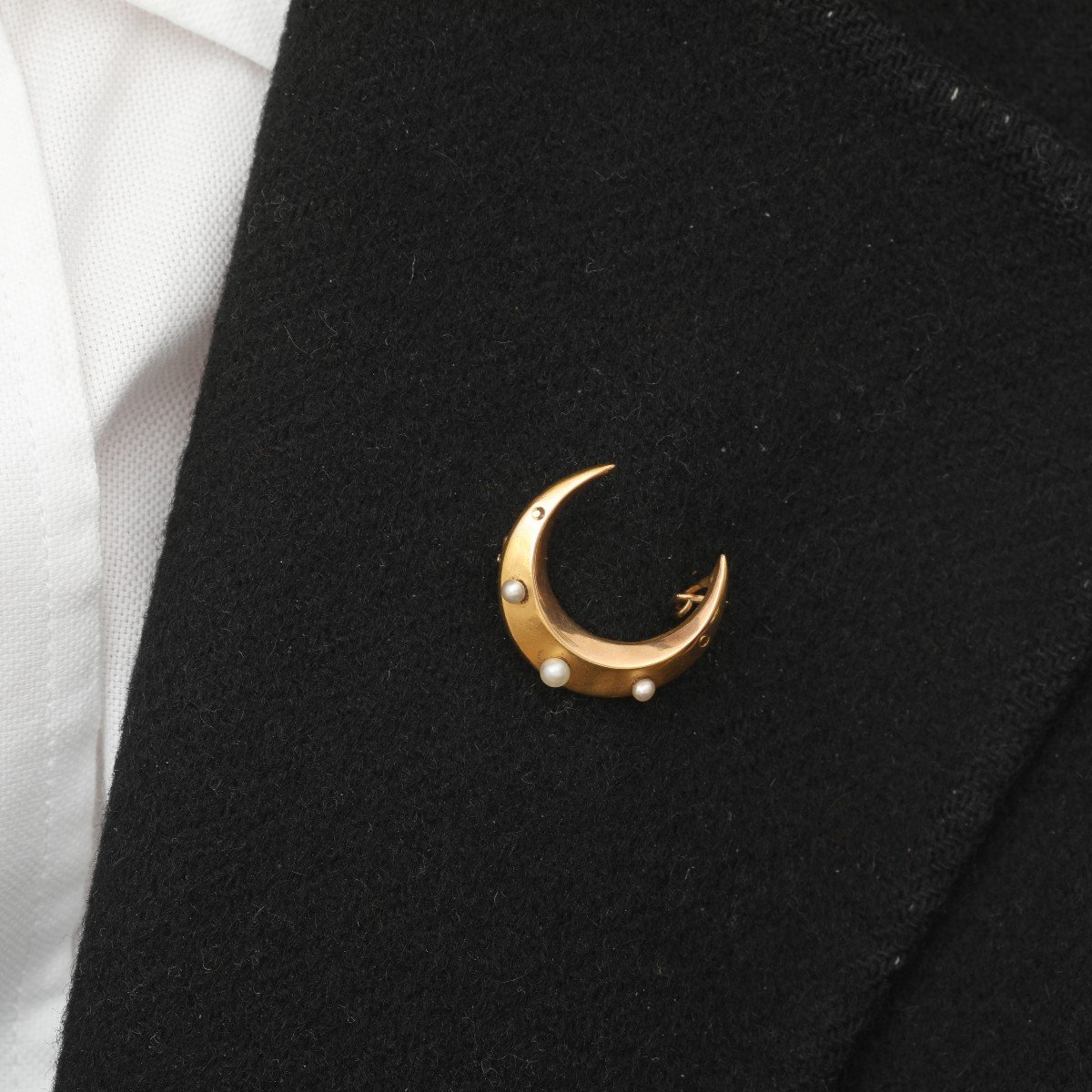 2607– Crescent Moon Brooch Yellow Gold Pearls-photo-3