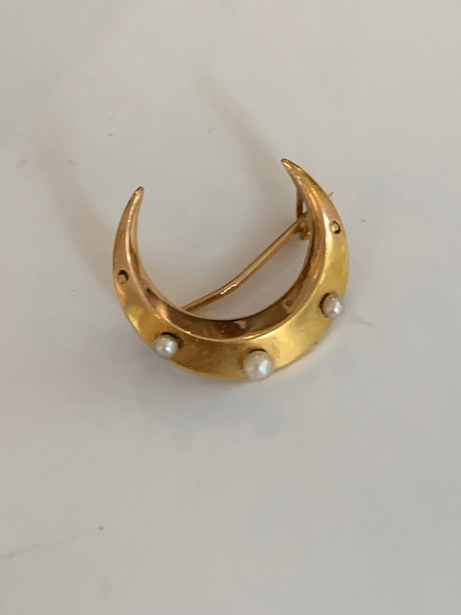 2607– Crescent Moon Brooch Yellow Gold Pearls-photo-2