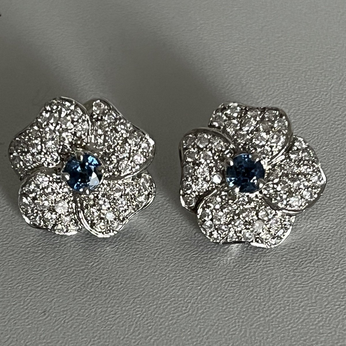 4184– White Gold Sapphire Diamond Earrings