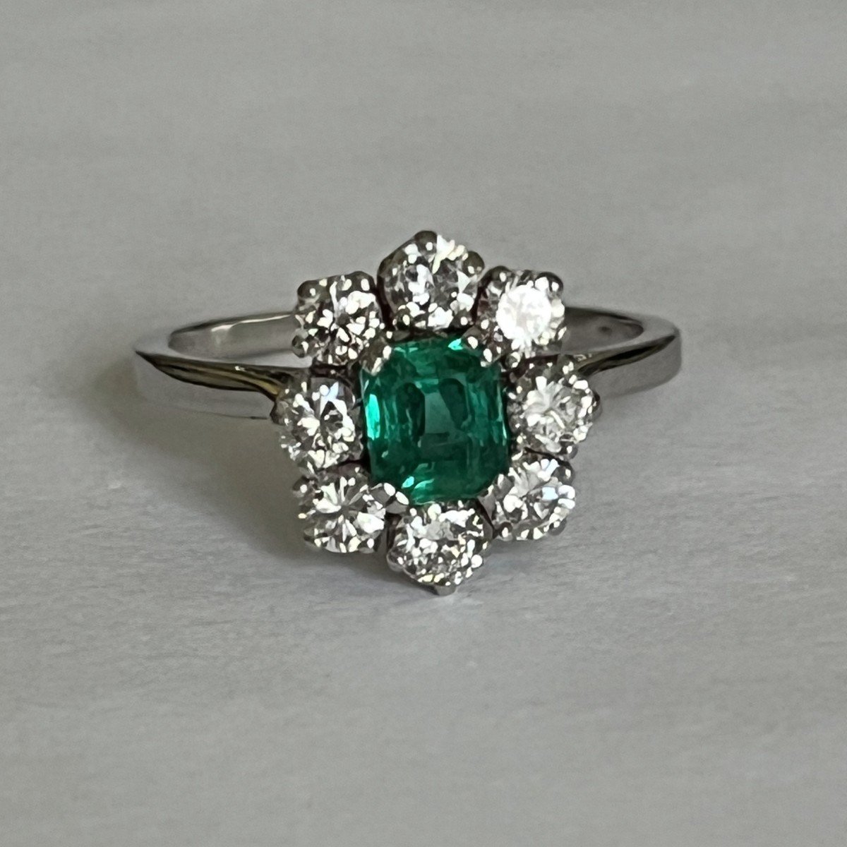 Proantic: 4514- Flower Ring Gray Gold Emerald Diamonds