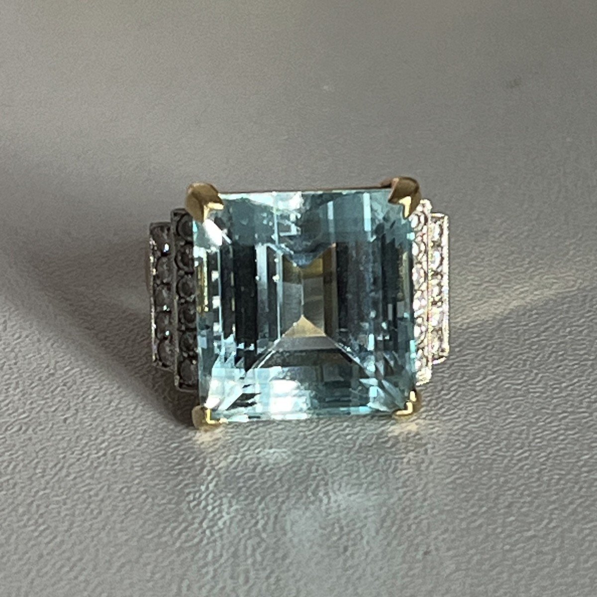4912- Yellow Gold Aquamarine Diamonds Signet Ring