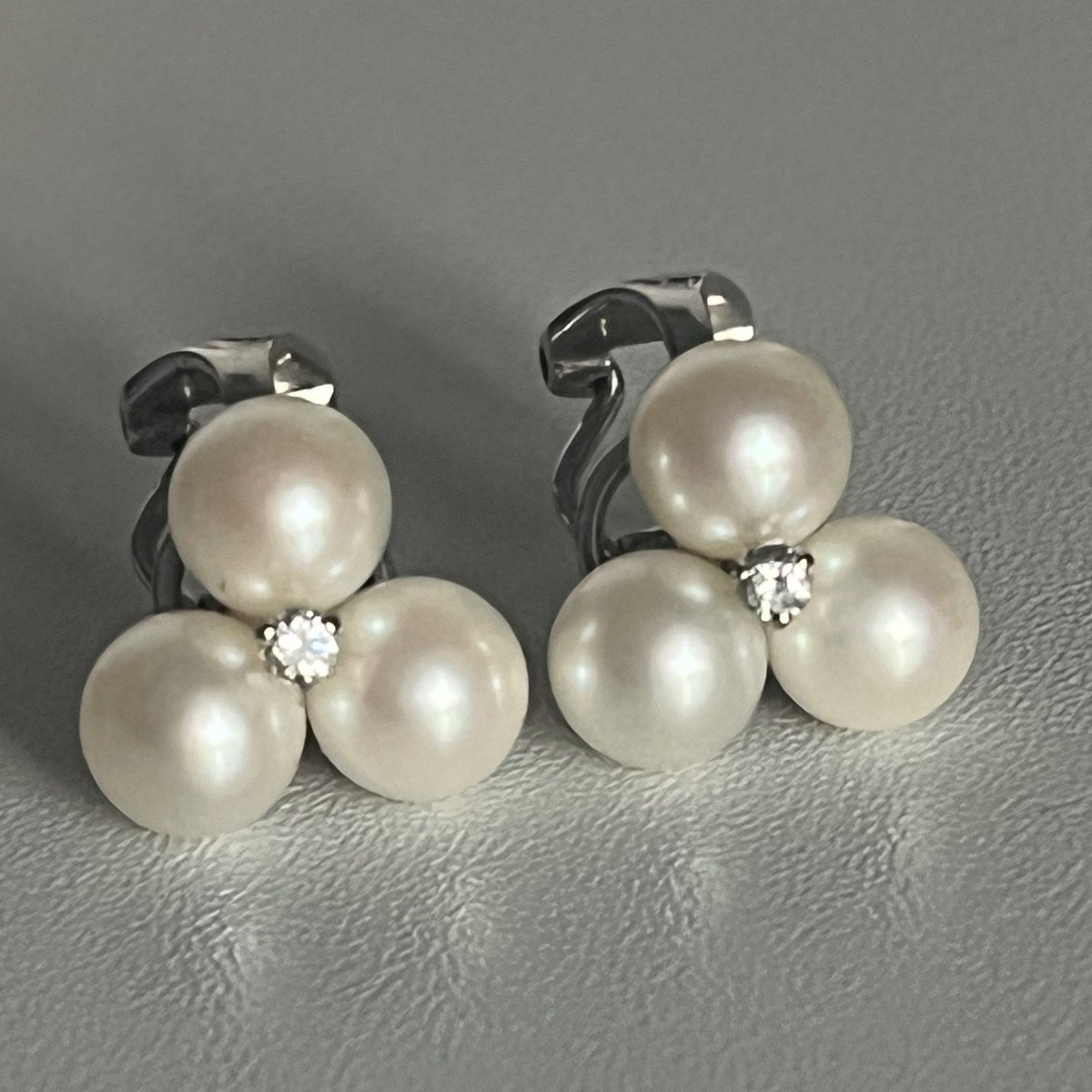 5360- Boucles d'Oreilles Or Gris Perles Diamants