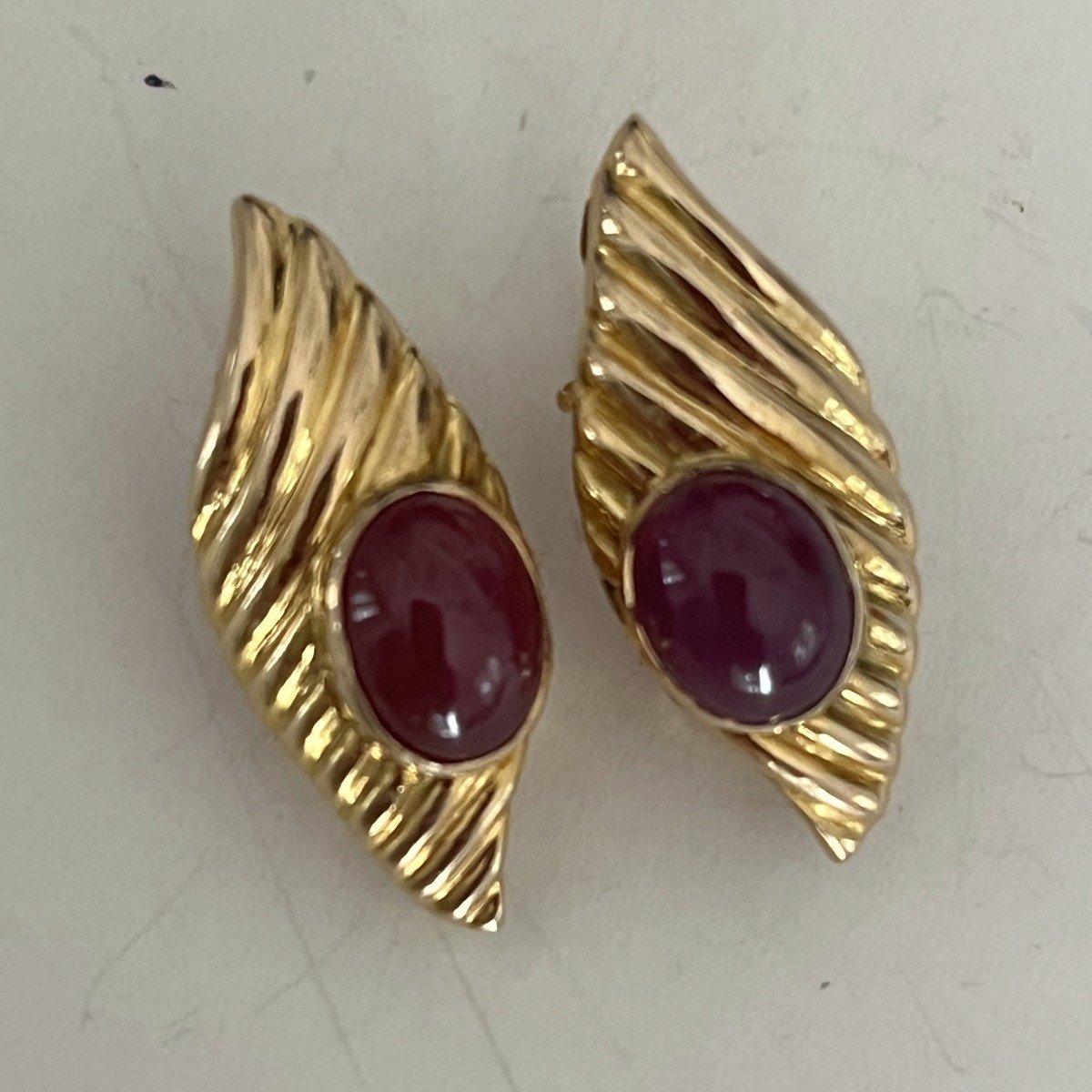 5485b- Boucles d'Oreilles Or Jaune Godronné Rubis