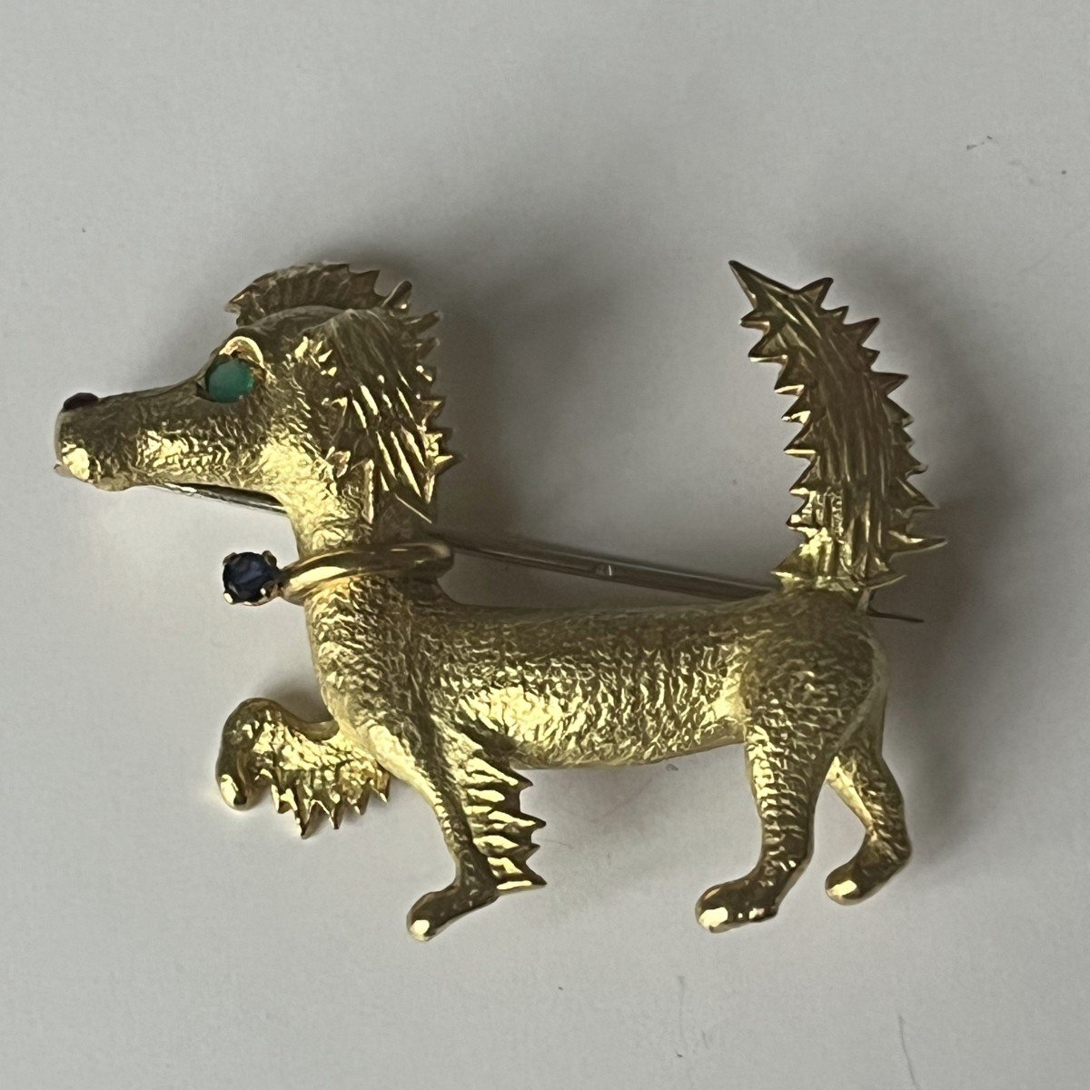 5305- Broche Chien Or Jaune Emeraude Rubis Saphir