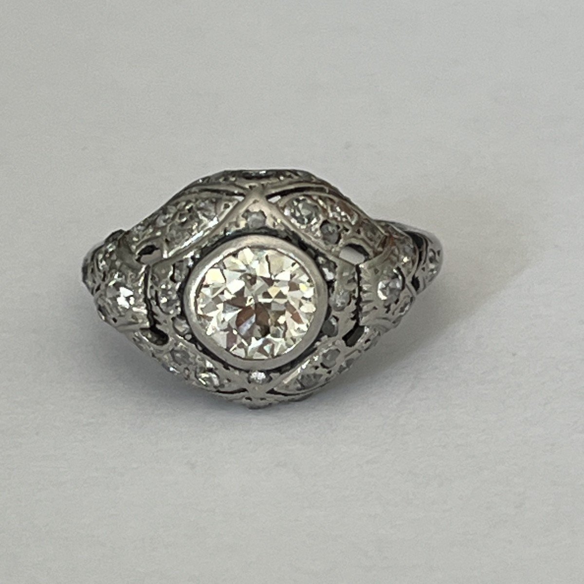 5907- Antique Platinum Diamond Ring (0.90 Ct In The Center)