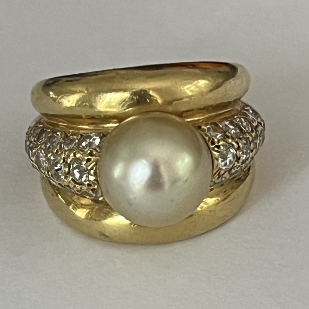 5921- Large Bague Jonc Or Jaune Perle Diamants