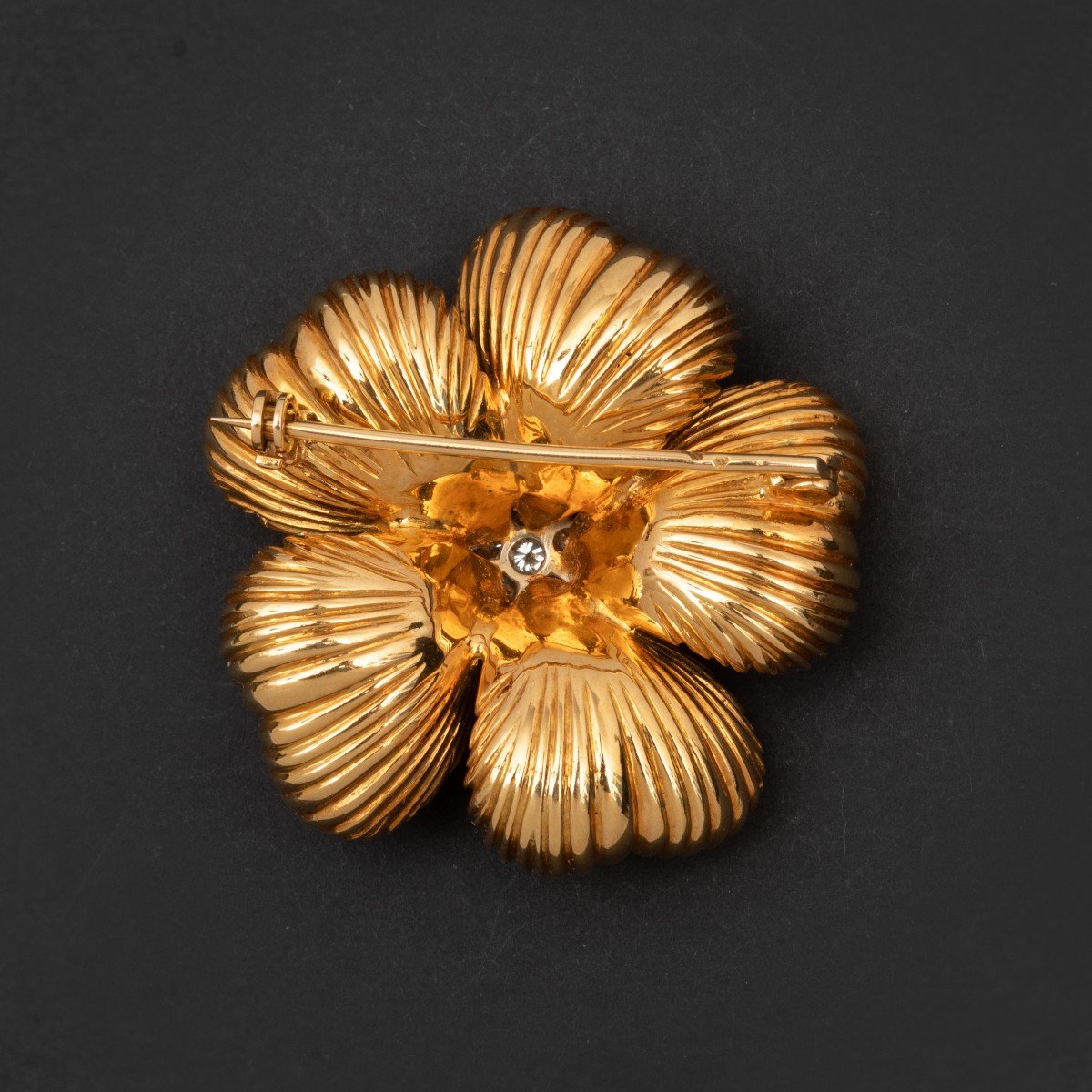 5440- Yellow Gold Diamond Flower Brooch-photo-1