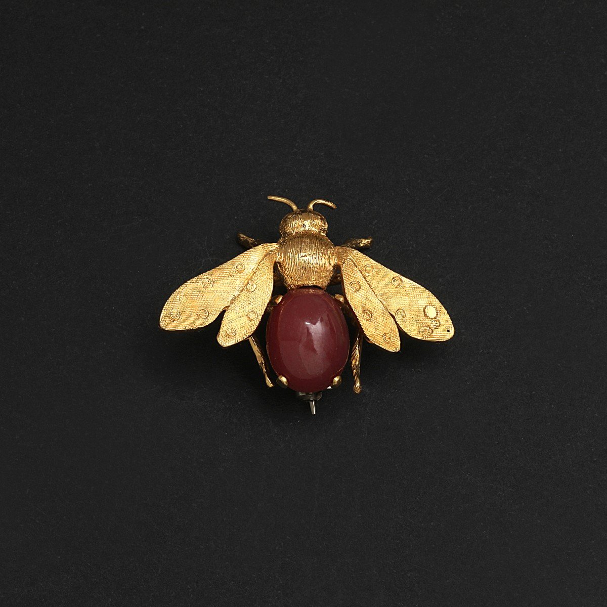 2149- Yellow Gold Agate Bee Brooch-photo-3