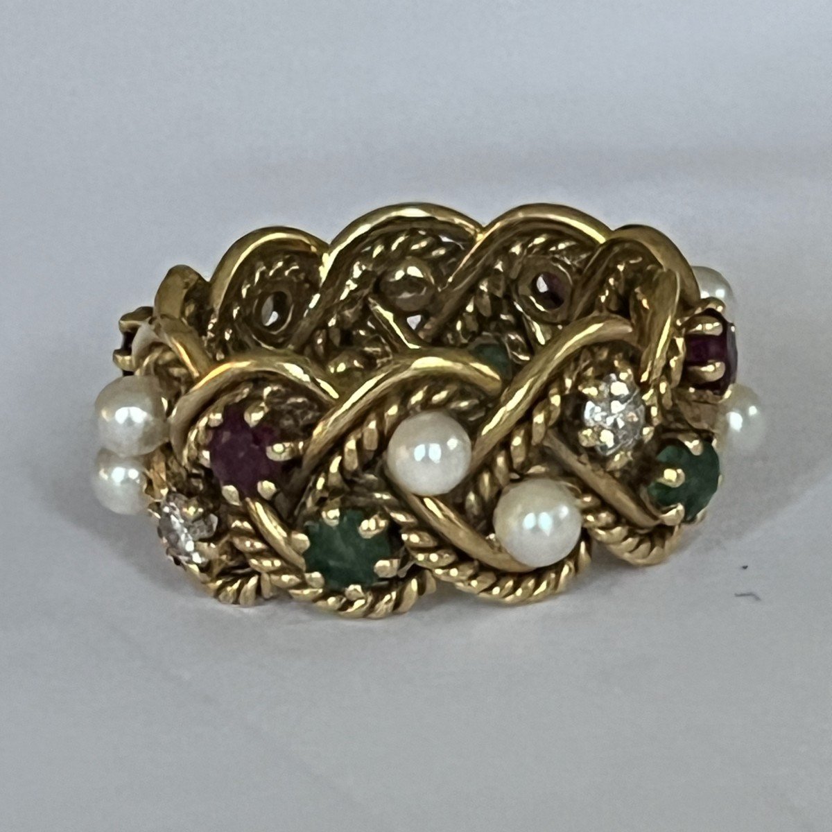 4975- Yellow Gold Braided Ring With Emeralds, Rubies, Diamonds And Pearls