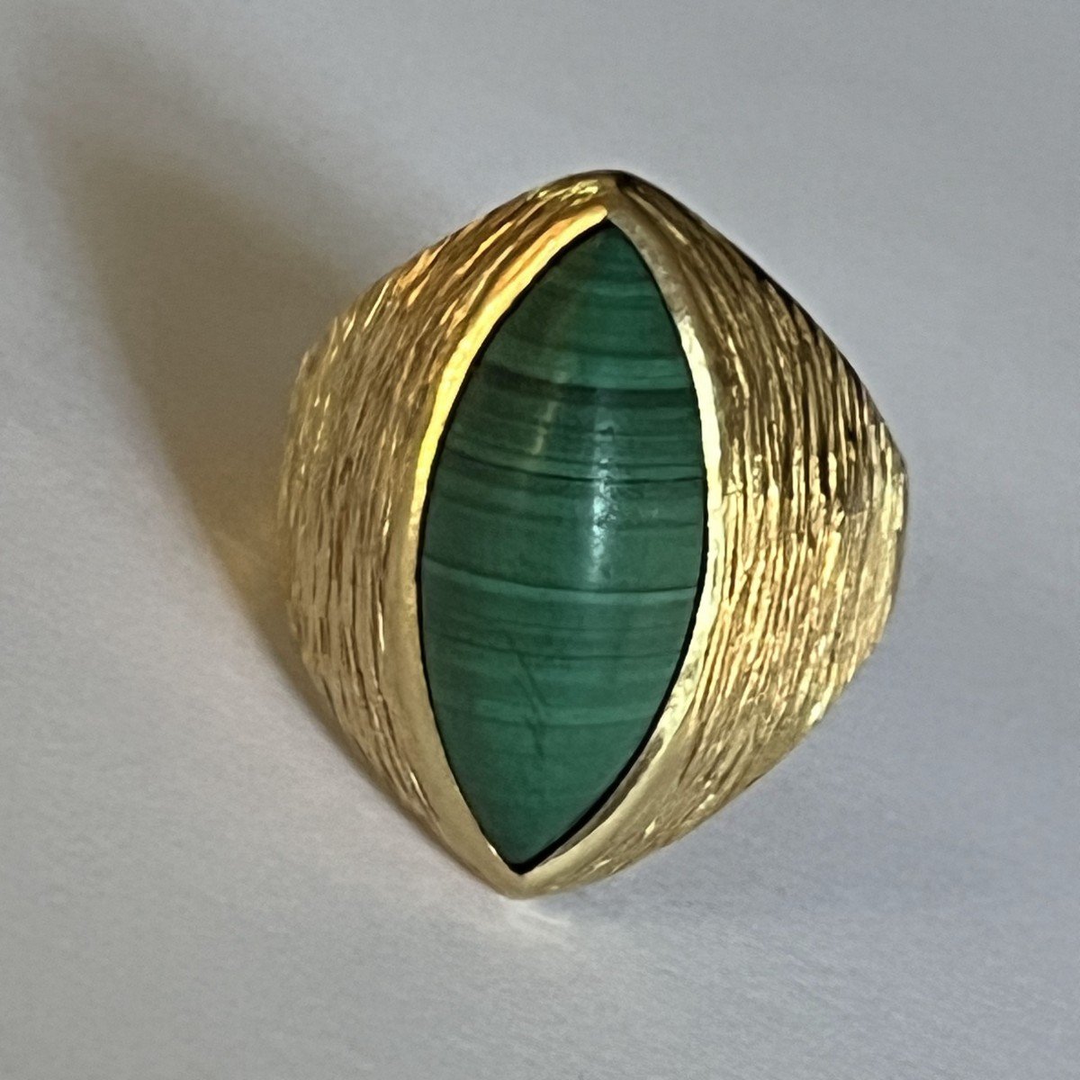 5900- Large Bague Or Jaune Malachite