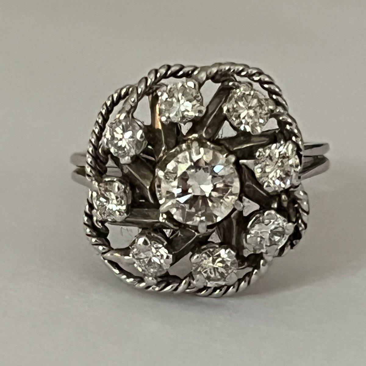 549- Bague Or Gris Torsadé Diamants (0,70 Ct Au Centre)