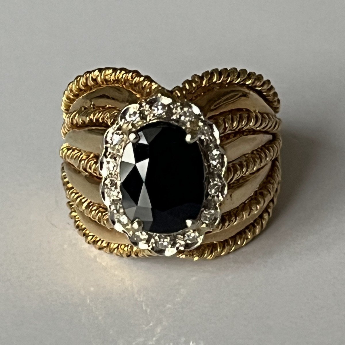 5966- Important Yellow Gold Ring Sapphire Diamonds