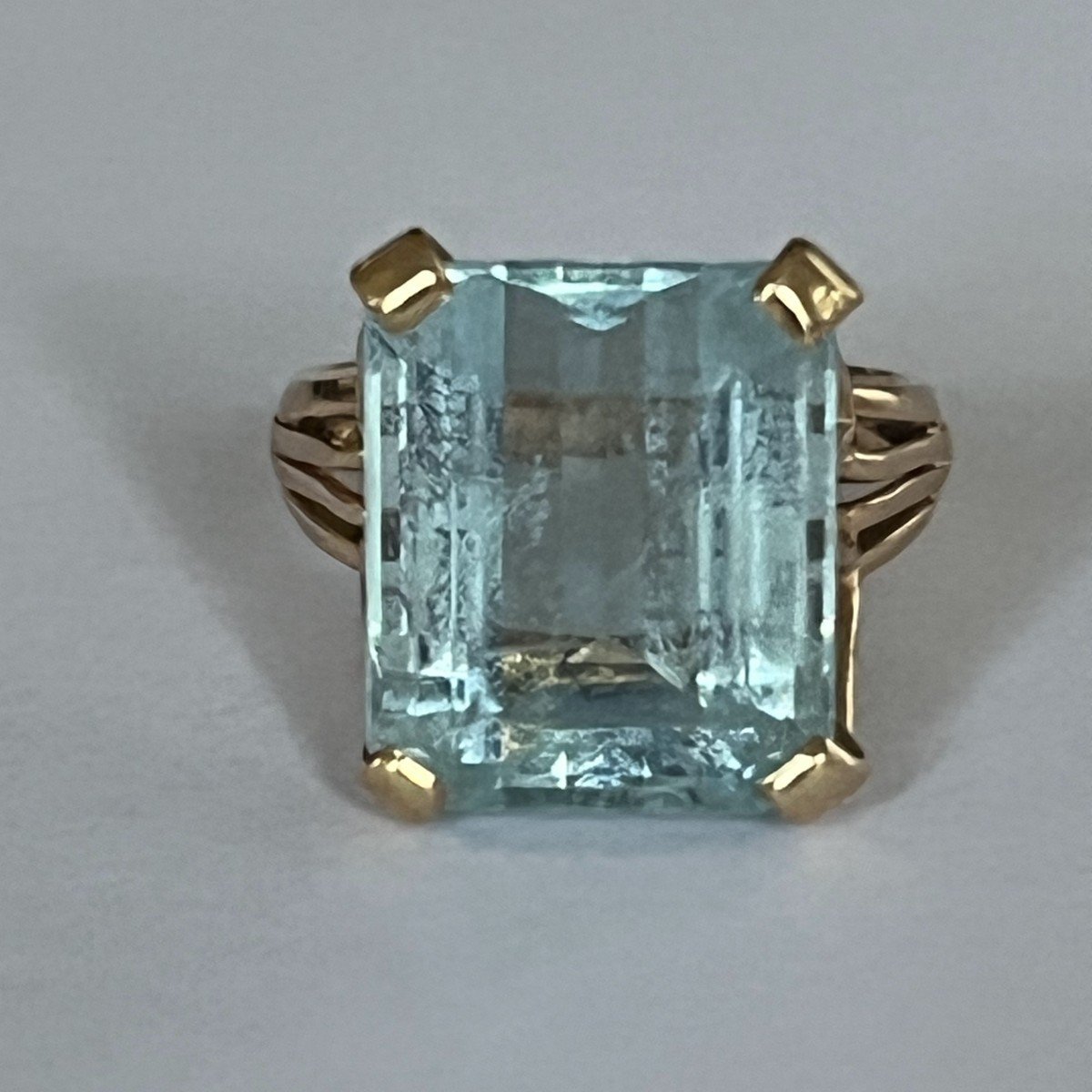 6016- Yellow Gold Wire Ring With Aquamarine