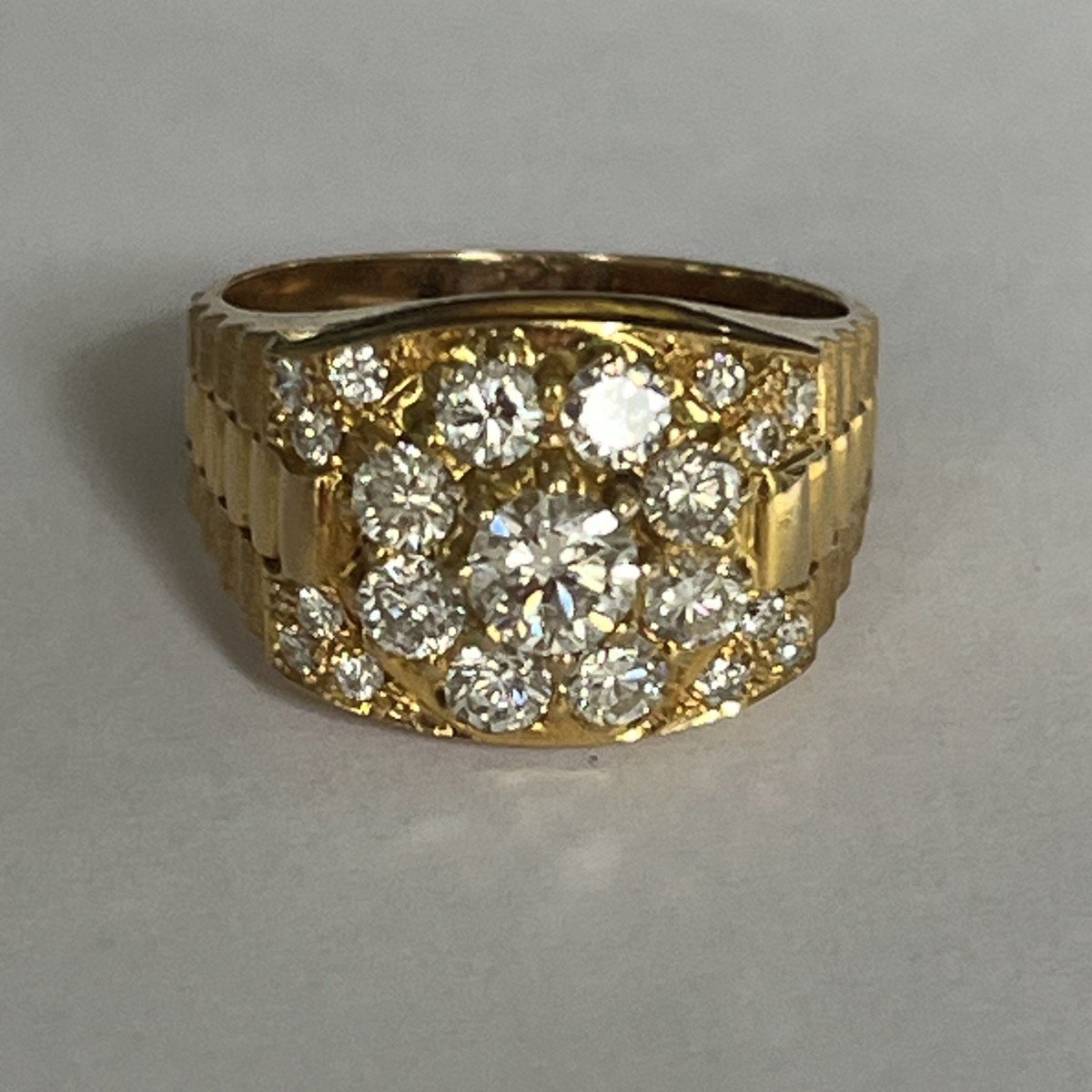 6075- Yellow Gold Signet Ring With Diamonds 1.60 Ct