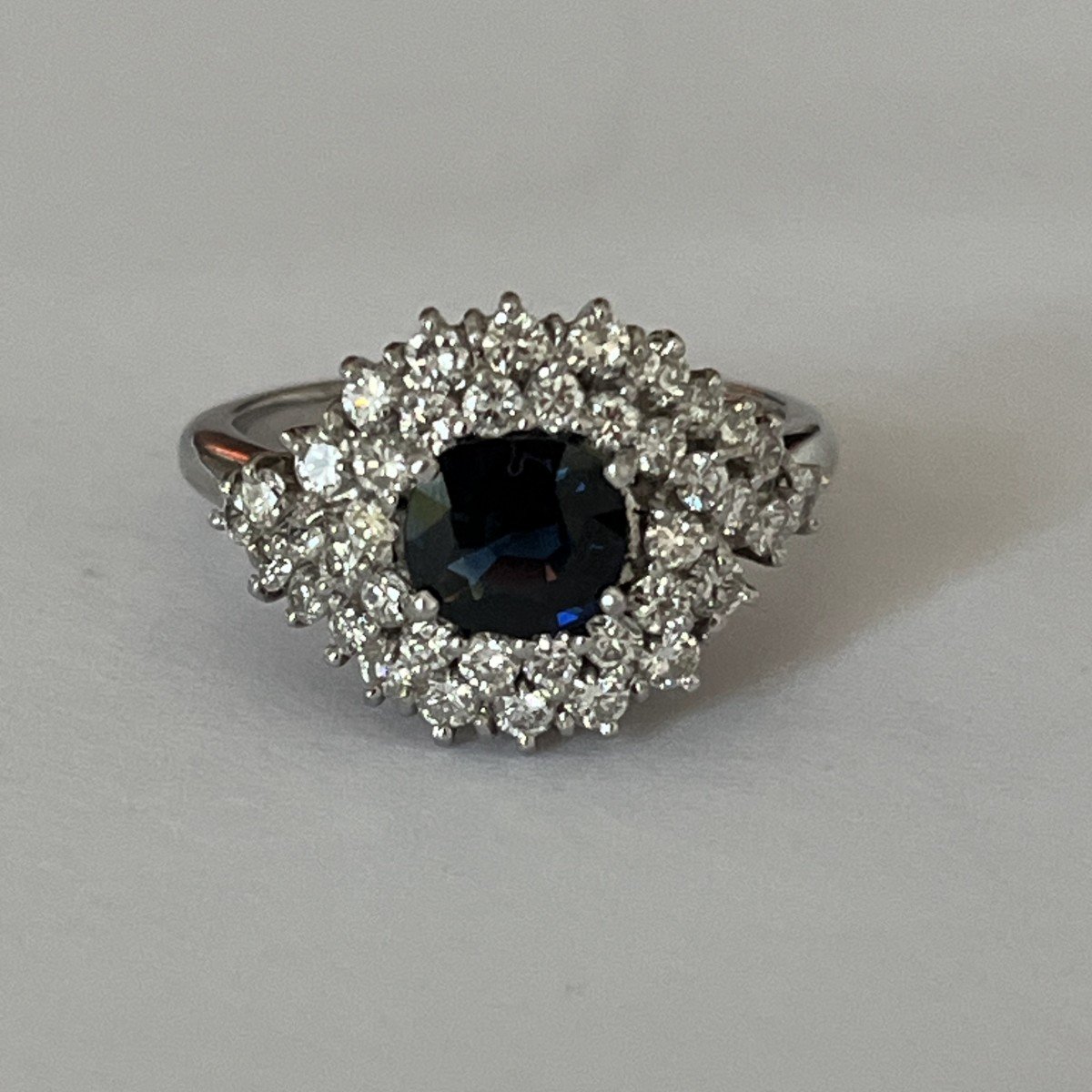 6004- Bague Or Gris Saphir Diamants