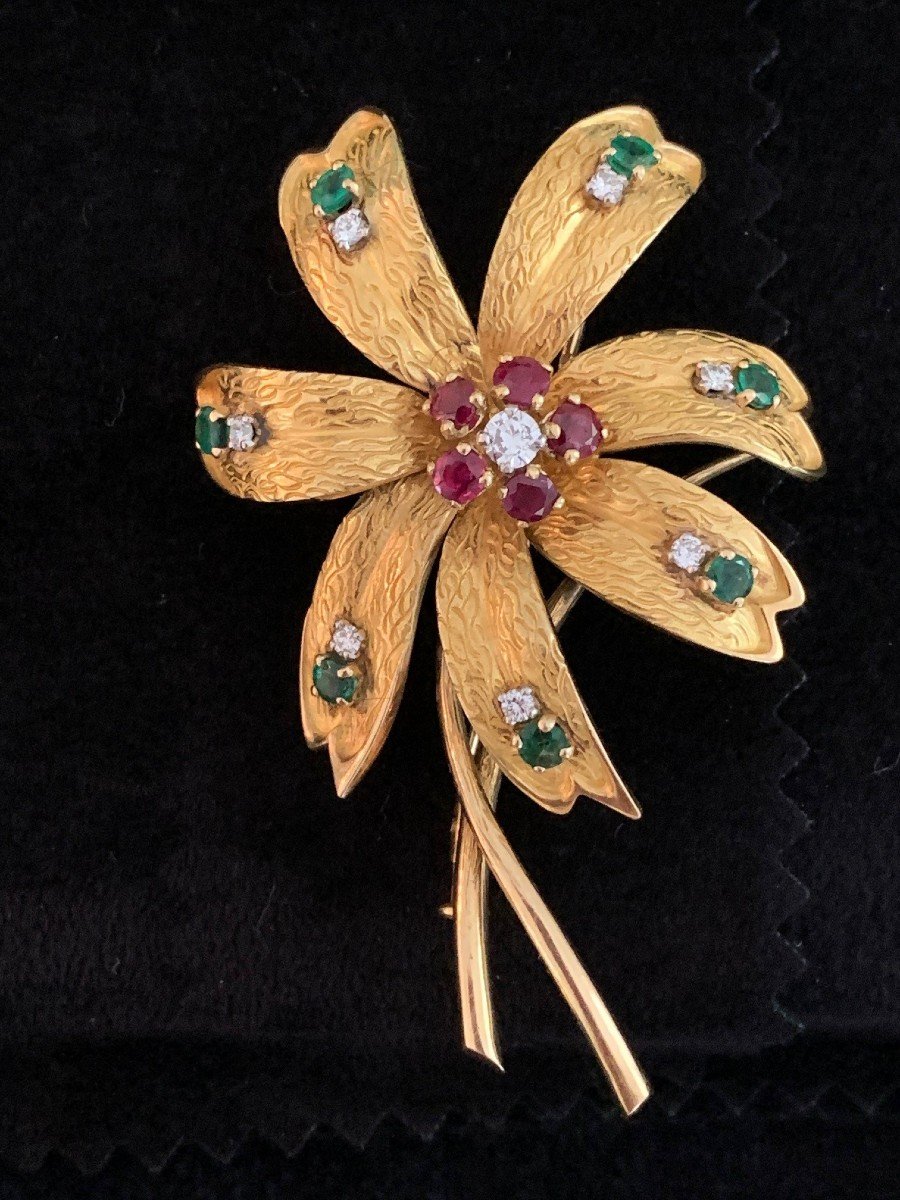 3144- Broche Fleur Régner Paris Or Jaune Rubis Diamants Emeraudes