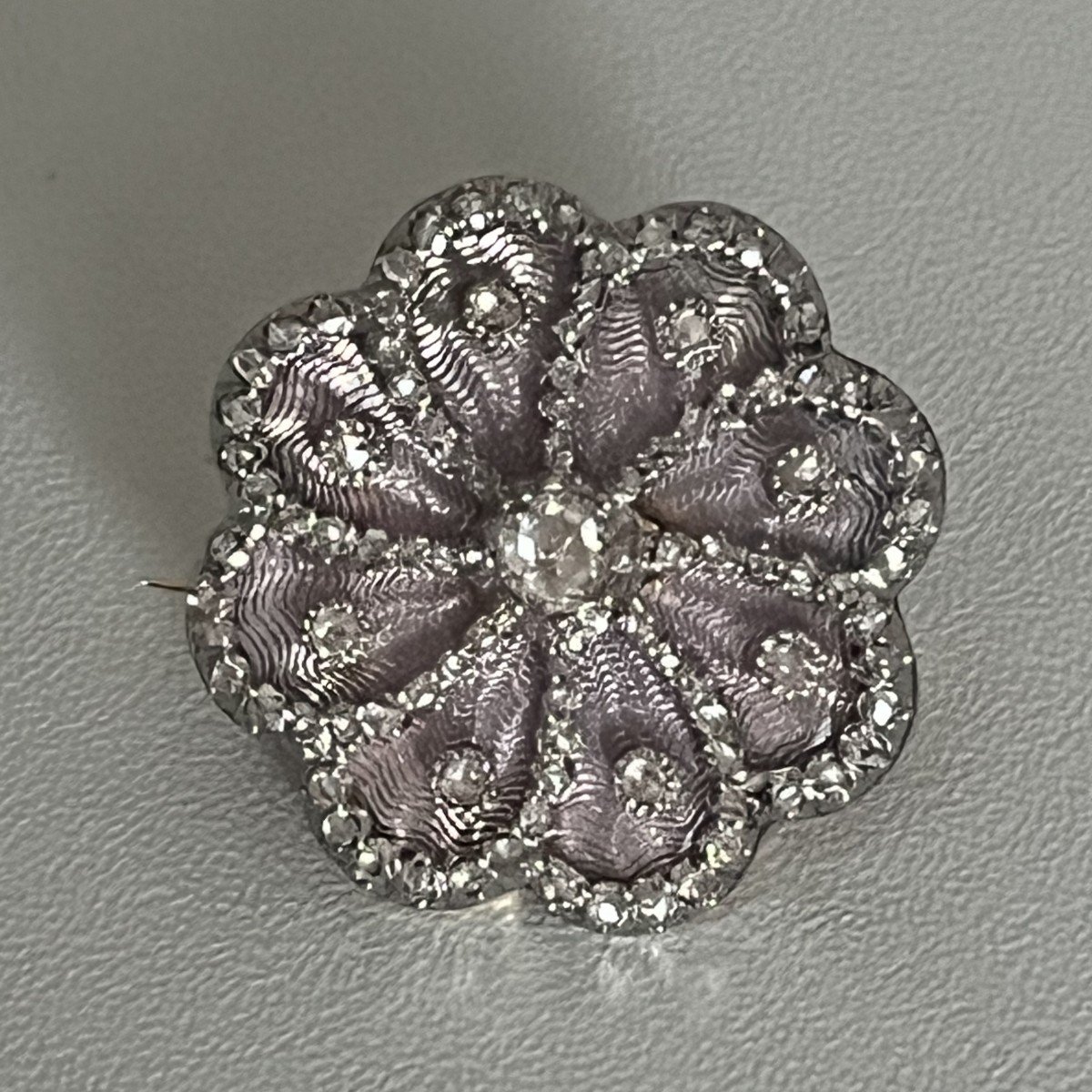 6184- Mellerio Brooch Yellow Gold Diamonds