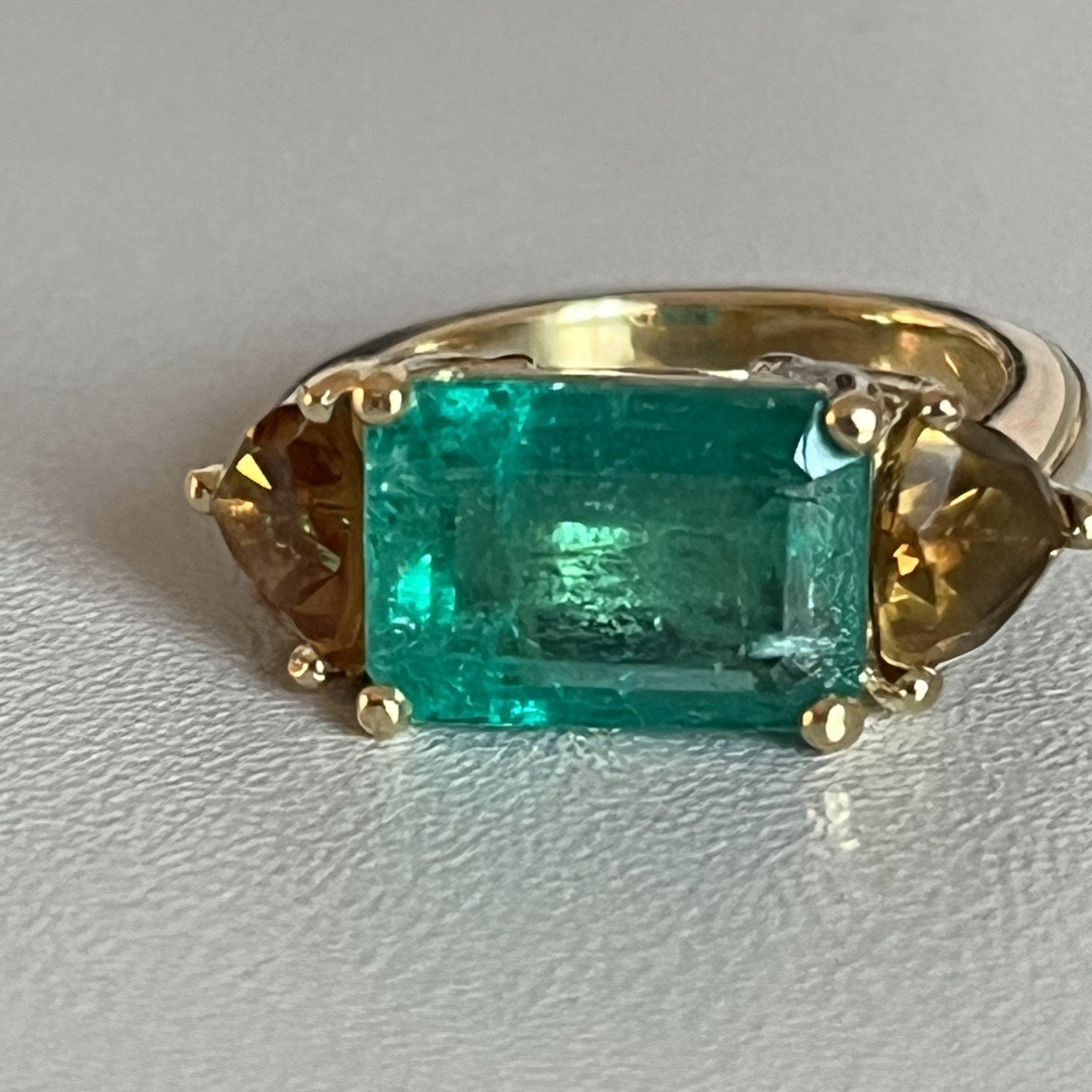 5180- Yellow Gold Ring With 3.70 Ct Emerald And Citrines