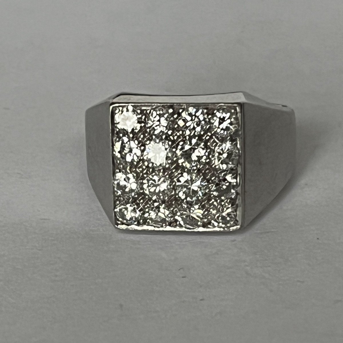 6239- White Gold Signet Ring With Diamonds 0.80 Ct