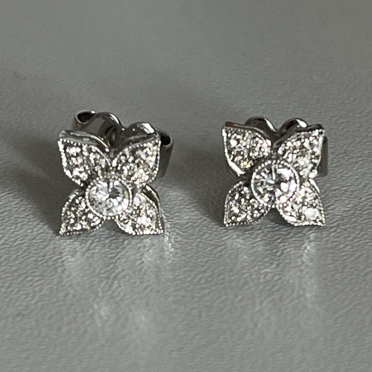 6281- Boucles d'Oreilles Fleurettes Or Gris Diamants