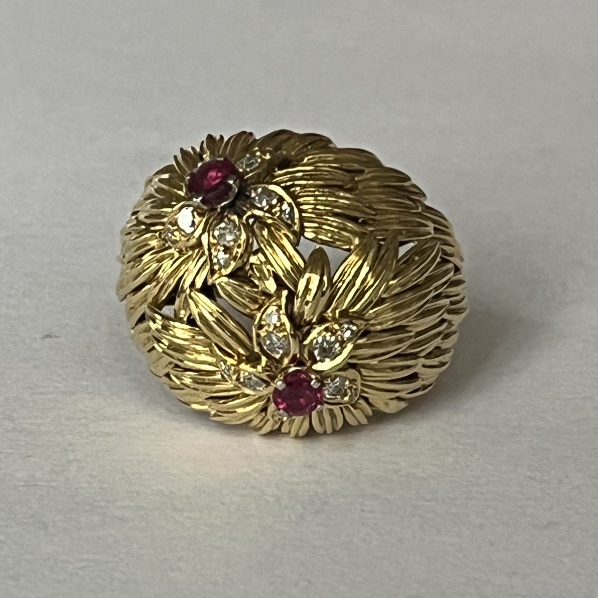 6305- Importante Bague Boule Fleurs Or Jaune Diamants Rubis