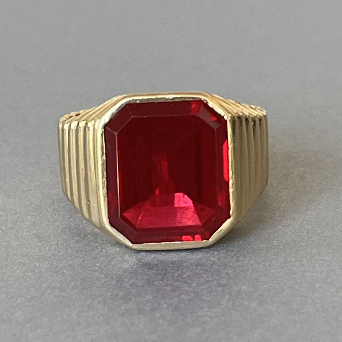 6347- Bague Chevalière Or Jaune Rubis Synthétique