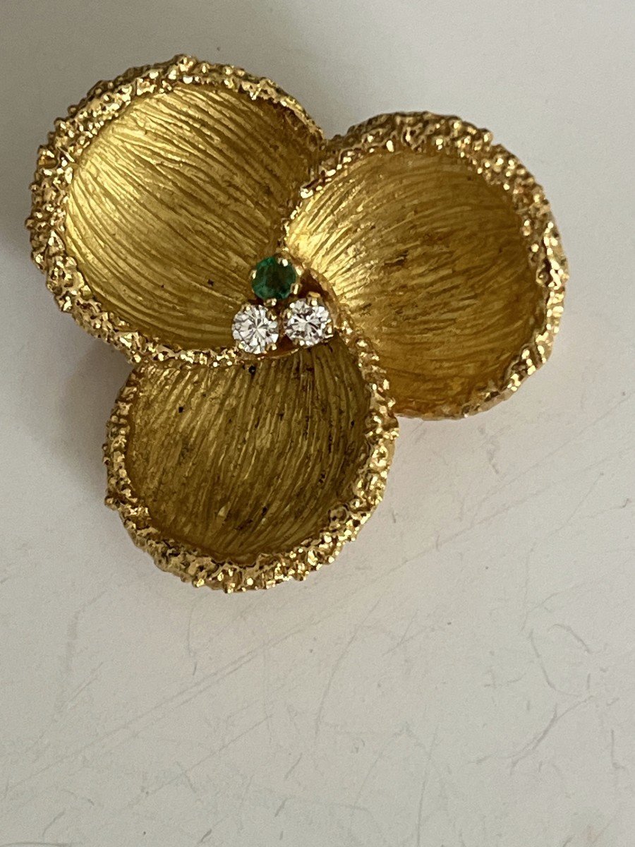 3535a- Yellow Gold Flower Brooch Emerald Diamonds -photo-2