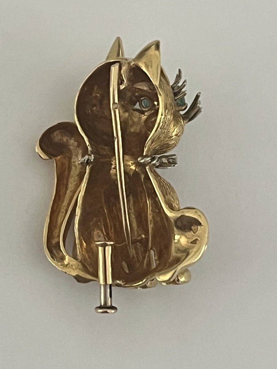 5467- Yellow Gold Cat Brooch With Emeralds And Diamonds-photo-2