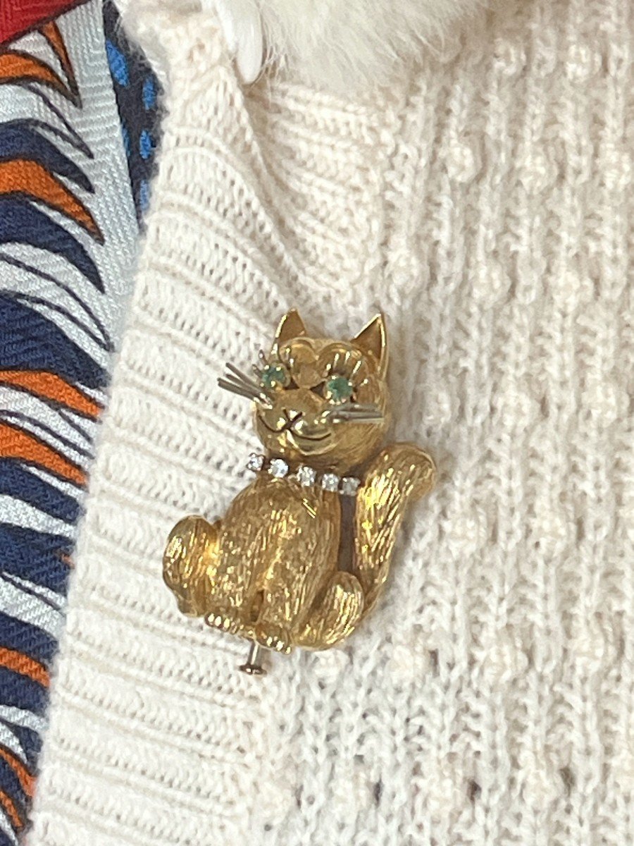 5467- Yellow Gold Cat Brooch With Emeralds And Diamonds-photo-3