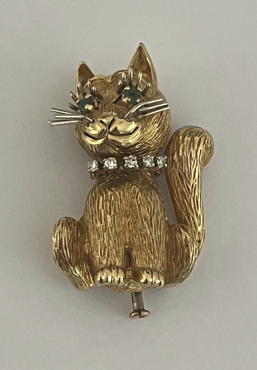 5467- Yellow Gold Cat Brooch With Emeralds And Diamonds