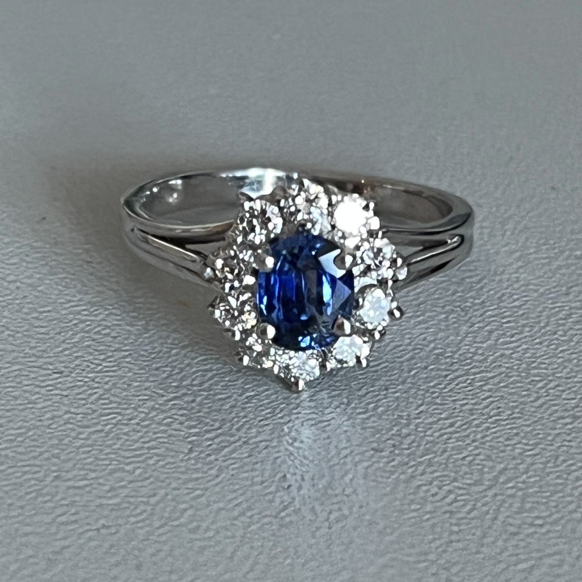 6046- Flower Ring White Gold Sapphire Diamonds