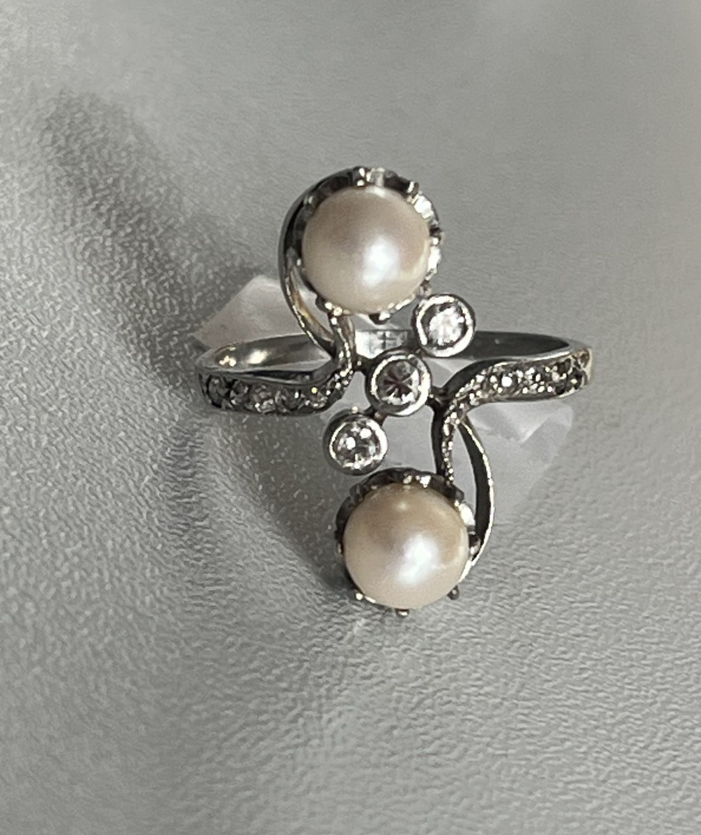 6087- Antique Toi & Moi Ring In White Gold With Akoya Pearls And Diamonds