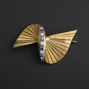 150– Movement Brooch Yellow Gold And White Diamonds Sapphires 1950s