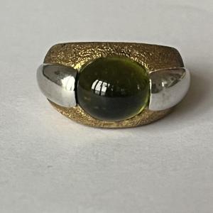 4886- Yellow Gold And Peridot Gray Bangle Ring