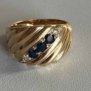 4940- Yellow Gold Band Ring Godronné Sapphires Diamonds