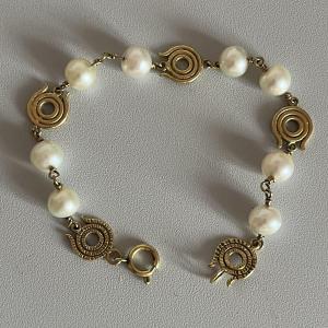4964- Yellow Gold Bracelet With Pearls And Hammered Yellow Gold