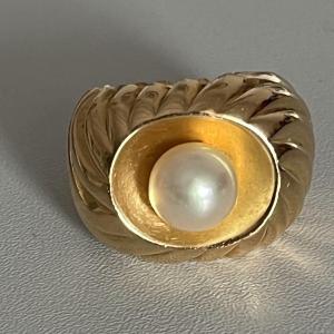 5393- Yellow Gold Godronné Pearl Dome Ring