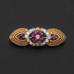 5479- Yellow Gold Twisted Ruby Diamond Brooch