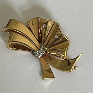 5558- Yellow Gold Diamond Ribbon Brooch