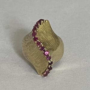 5674- Bague Or Jaune Brossé Rubis