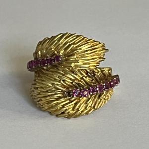 5816- Chiseled Yellow Gold Ring With Ruby And Pink Sapphires