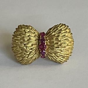 5817- Yellow Gold Knot Ring Chiseled Ruby Pink Sapphires