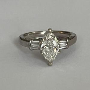 5469- Bague Or Gris Diamant Marquise 1,00 Ct Et Diamants Baguette